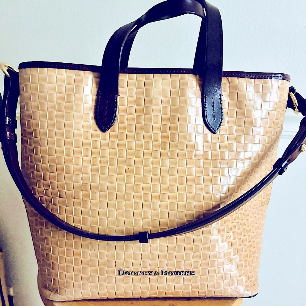 Authentic Ladies Dooney & Bourke with 2 small abrasion marks. Great condition